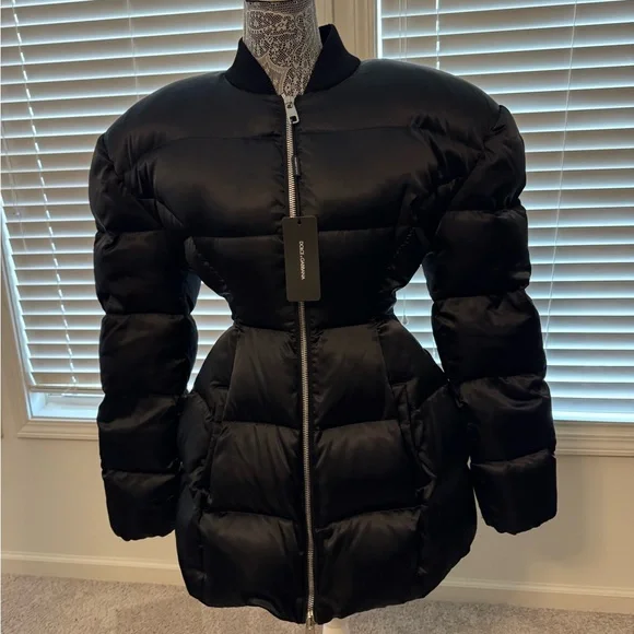 Dolce & Gabbana Black Puffer Jacket that’s cinched in the waist. Size 40 - Picture 2 of 8
